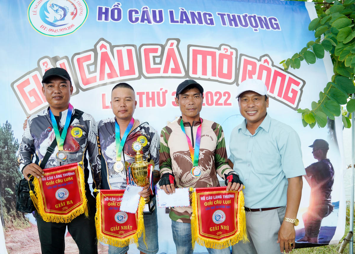Mỗi tháng anh Lê Hữu Nghĩa, chủ hồ câu Làng Thượng sẽ tổ chức giải câu cá mở rộng để các cần thủ cùng nhau tranh tài, giải đấu được tổ chức thu hút hàng chục cần thủ tham gia với nhiều thể lệ giải hấp dẫn. 