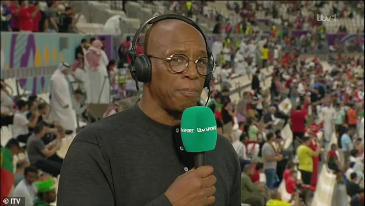 Ian Wright cho rằng Ronaldo đang bỏ quên lối chơi đồng đội của bóng đá. Ảnh: ITV.