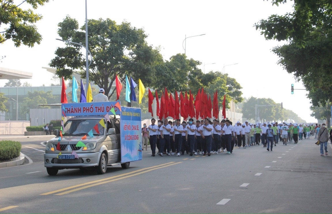 Chương trình đi bộ lần thứ I được tổ chức thu hút đông đảo các tầng lớp nhân dân tham gia.