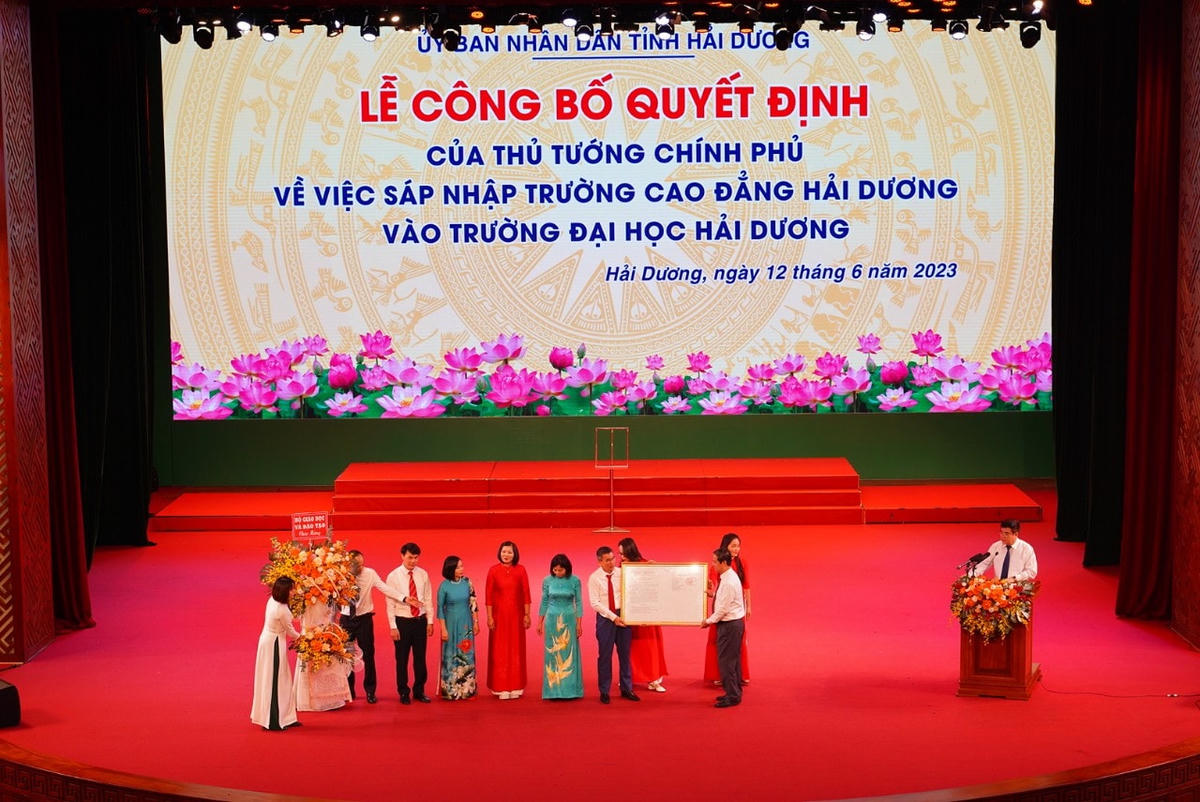 Bộ trưởng Bộ GDĐT Nguyễn Kim Sơn đã trao Quyết định của Thủ trướng Chính phủ và tặng hoa chúc mừng Trường Đại học Hải Dương.