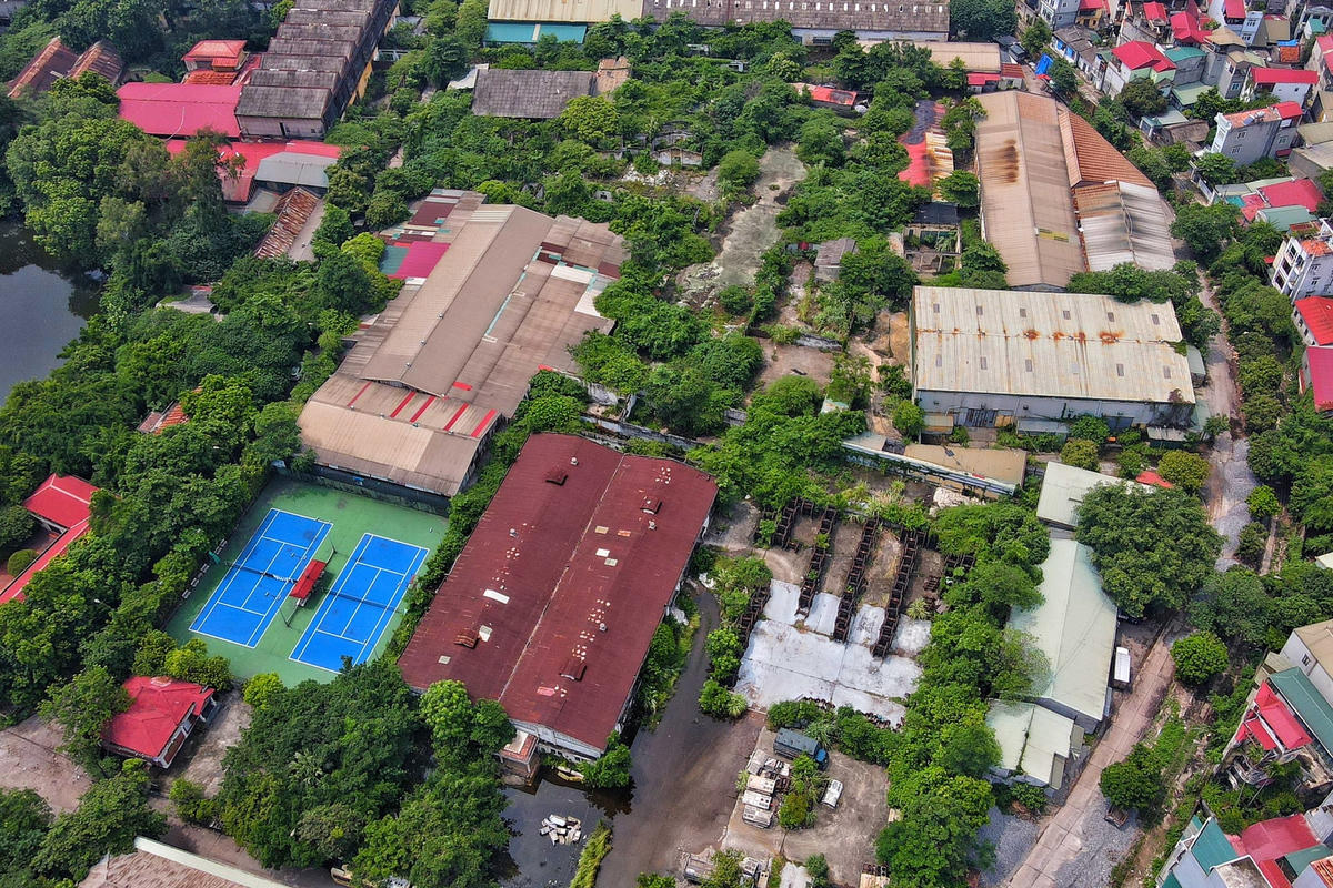 Có diện tích hơn 200.000m2, bao gồm trụ sở Công ty, nhà xưởng sửa chữa toa xe được quy hoạch là đất công cộng thành phố.