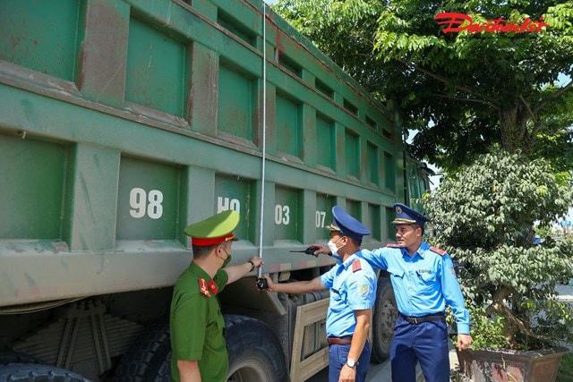 Thanh tra giao thông Cầu đường bộ kiểm tra đo kích thước thành thùng xe.