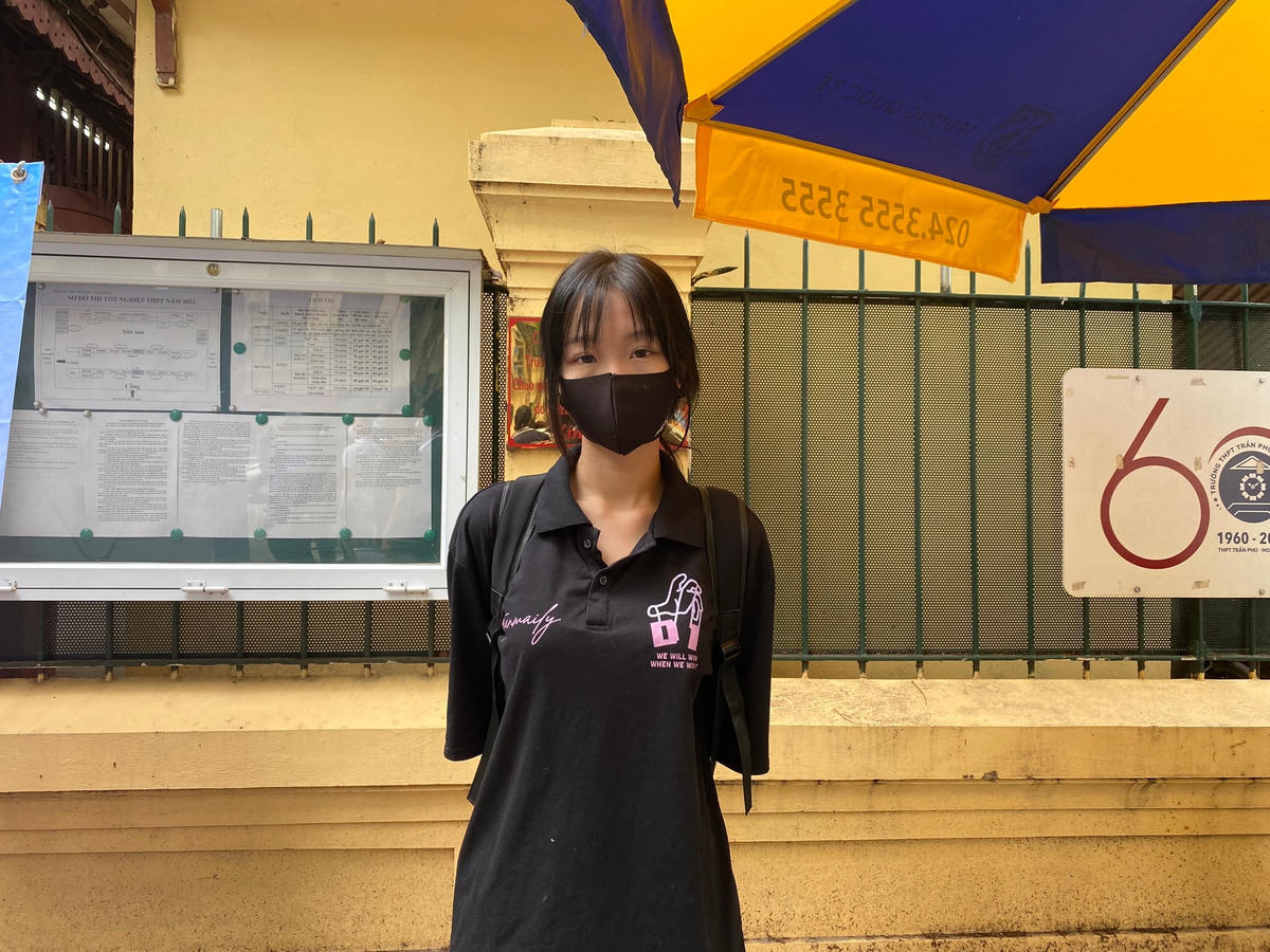 Em Lý Diễm Quỳnh (Trường THPT Vinschool cho biết trước ngày thi em cảm thấy khá lo lắng và hồi hộp. Đặc biệt môn Ngữ Văn là môn khiến em cảm thấy lo lắng nhất vì chưa ôn được nhiều. Hơn nữa do ảnh hưởng của dịch Covid-19 kéo dài đã ảnh hưởng lớn đến quá trình ôn tập của em.