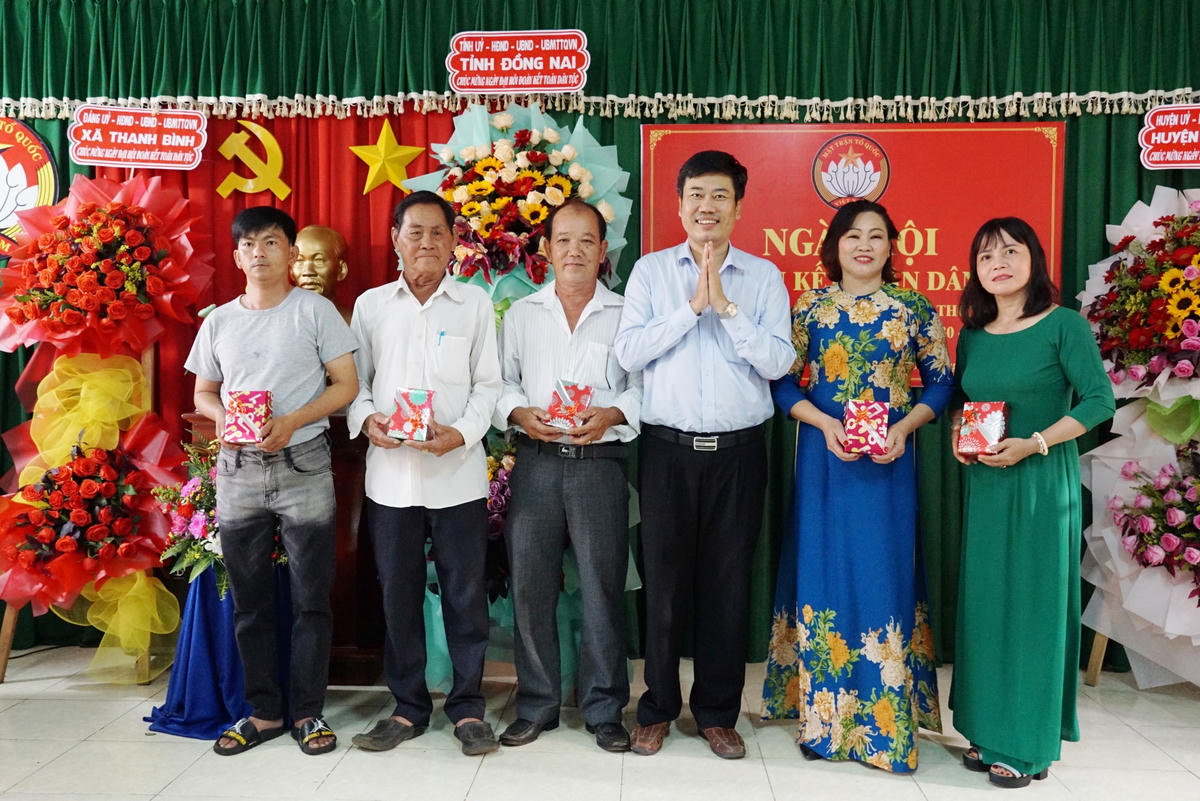 Chánh Văn phòng Tỉnh ủy Đồng Nai Viên Hồng Tiến trao quà cho các cá nhân có đóng góp trong các hoạt động tại địa phương trong năm qua. Ảnh: Mạnh Thìn.