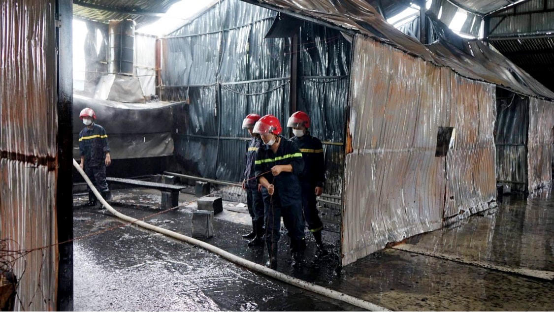 [ẢNH] Hiện trường vụ cháy xưởng sơn trong cụm công nghiệp ở Hà Tĩnh