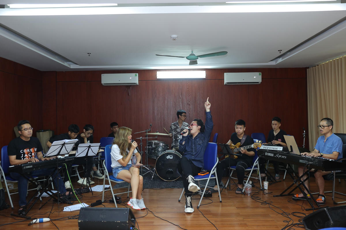 Ca sĩ Ngọc Anh 3A và Tùng Dương tập luyện chuẩn bị cho liveconcert “Trở về ngày yêu thương’’.