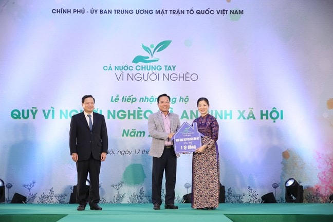 Phó Chủ tịch UBTƯ MTTQ Việt Nam Trương Thị Ngọc Ánh và ông Lê Văn Thanh, Thứ trưởng Bộ Lao động Thương binh và Xã hội tiếp nhận ủng hộ.