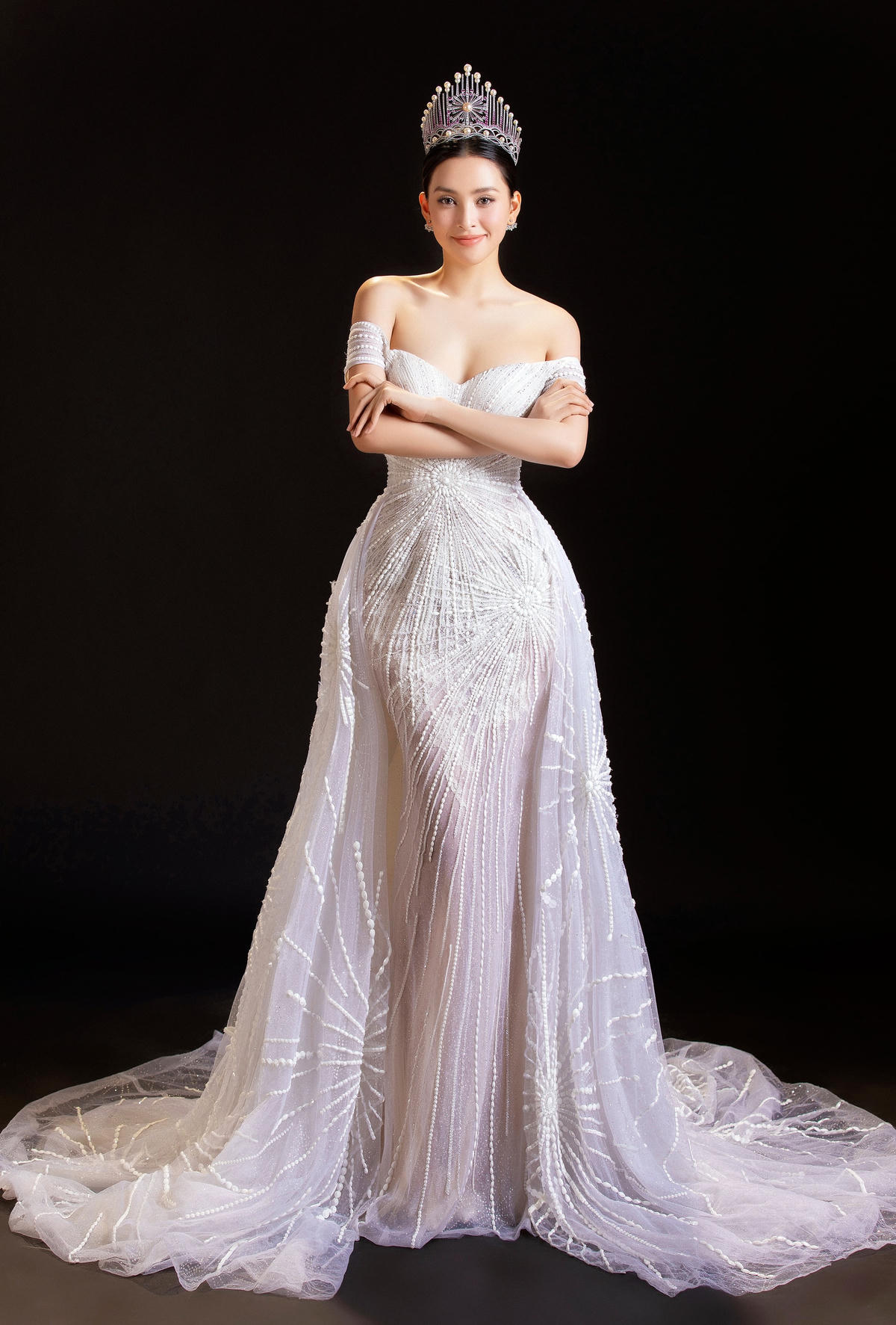 Với nhan sắc bất bại cùng gu thời trang thời thượng, nàng Hậu còn là lựa chọn hàng đầu của loạt tạp chí nổi tiếng trong nước và quốc tế.