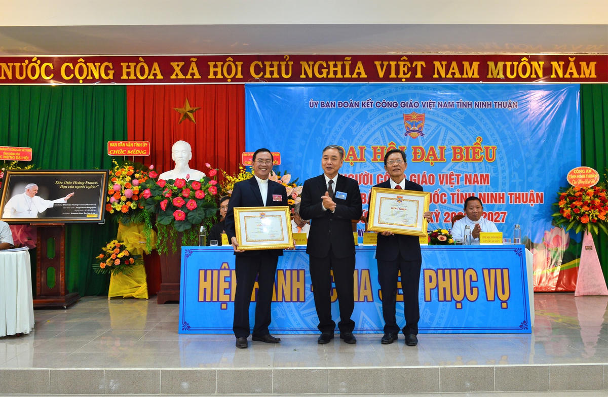 Ủy ban Đoàn kết Công giáo Việt Nam tặng bằng khen cho Ủy ban ĐKCG Việt Nam tỉnh Ninh Thuận.