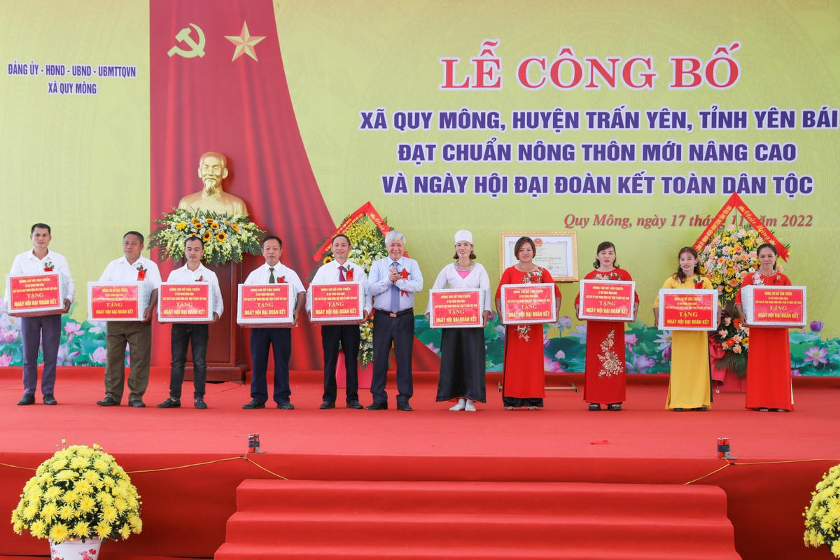 Chủ tịch Đỗ Văn Chiến tặng quà tại Ngày hội Đại đoàn kết toàn dân tộc.