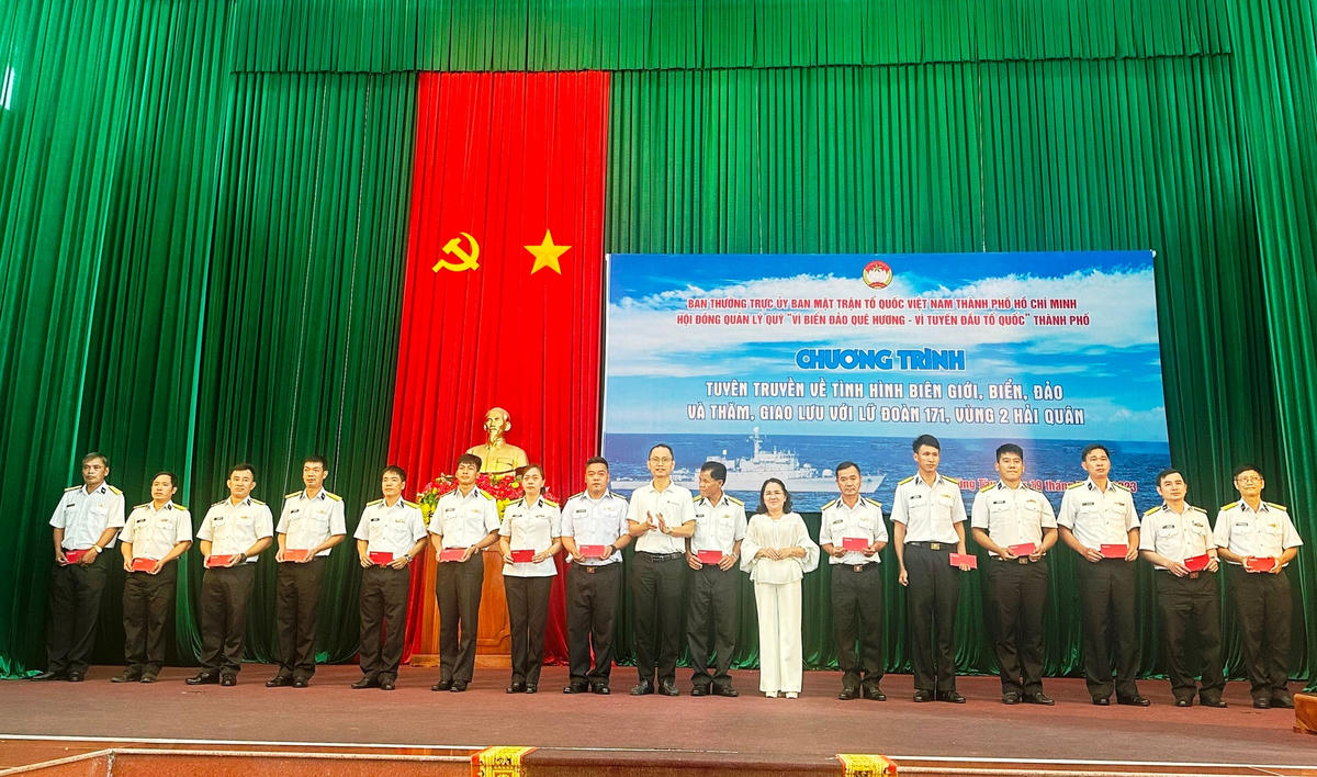 Tặng quà cho các quân nhân có hoàn cảnh khó khăn đang công tác tại Lữ đoàn 171. Ảnh: Mạnh Thìn.