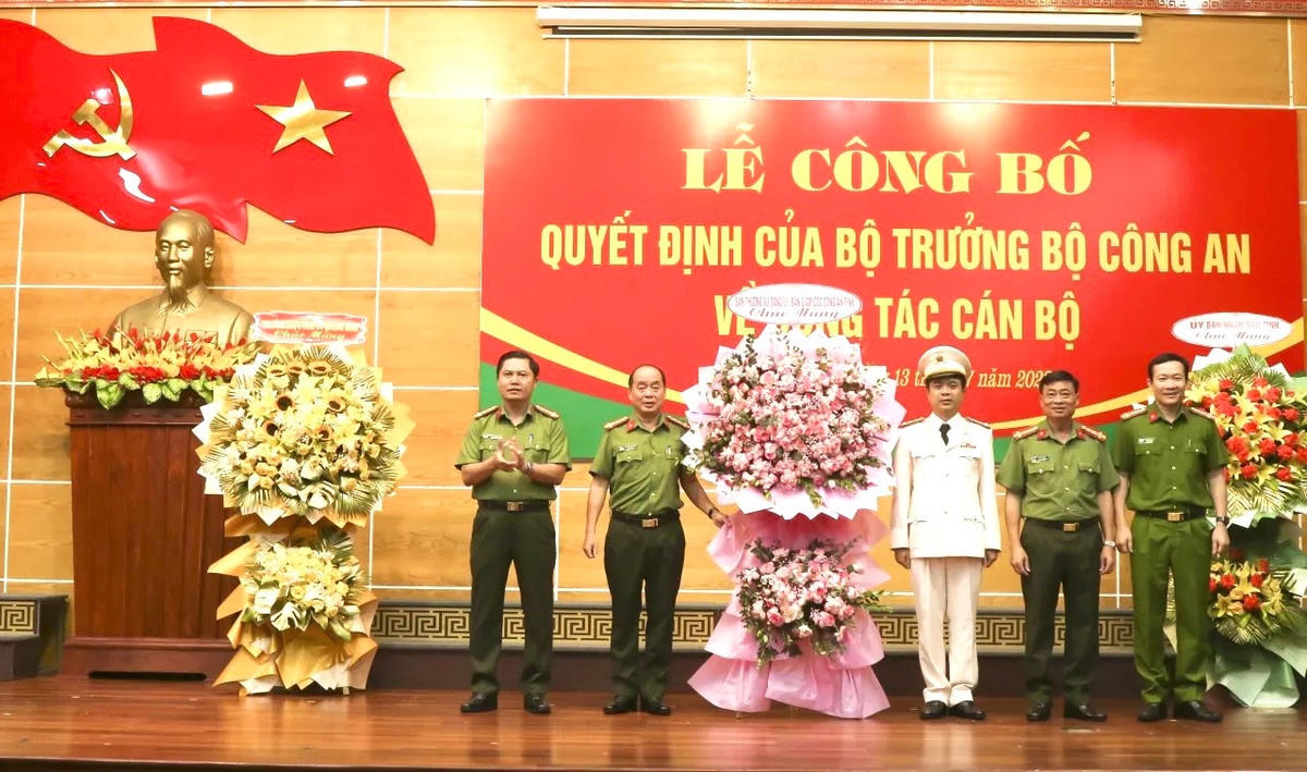 Ban Giám đốc Công an tỉnh tặng hoa chúc mừng Đại tá Hoàng Khắc Lương. (ảnh: CAQB)