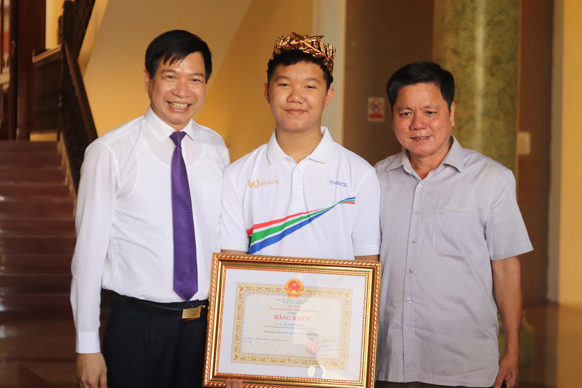 Ông Trần Văn Thức, Giám đốc Sở GDĐT Thanh Hóa (bên trái) khẳng định, em Lê Xuân Mạnh là tấm gương sáng cho bạn bè, học sinh trong tỉnh noi theo.