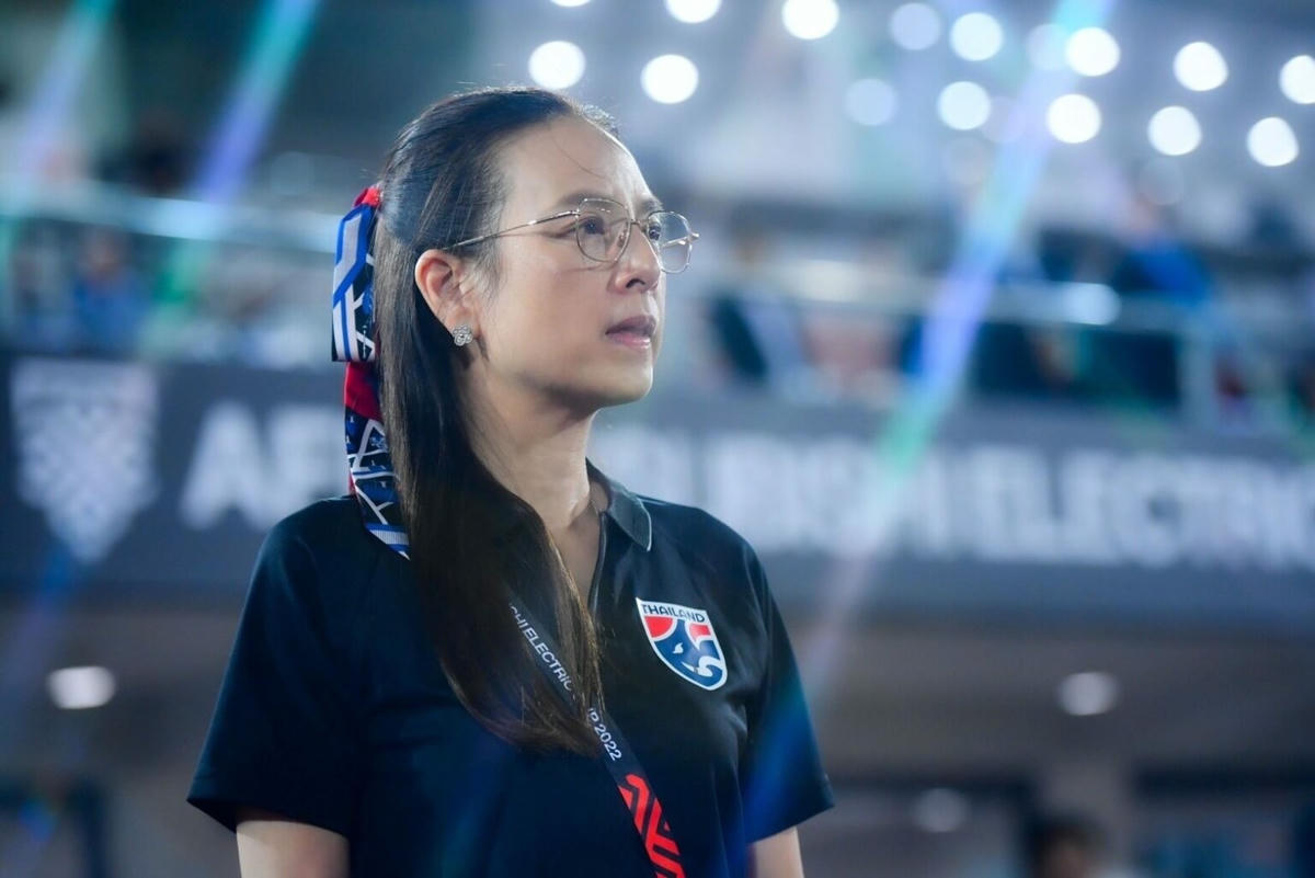 Madame Pang lên tiếng nhắc các cầu thủ Thái Lan thận trọng trước Philippines (Ảnh: Matichon).