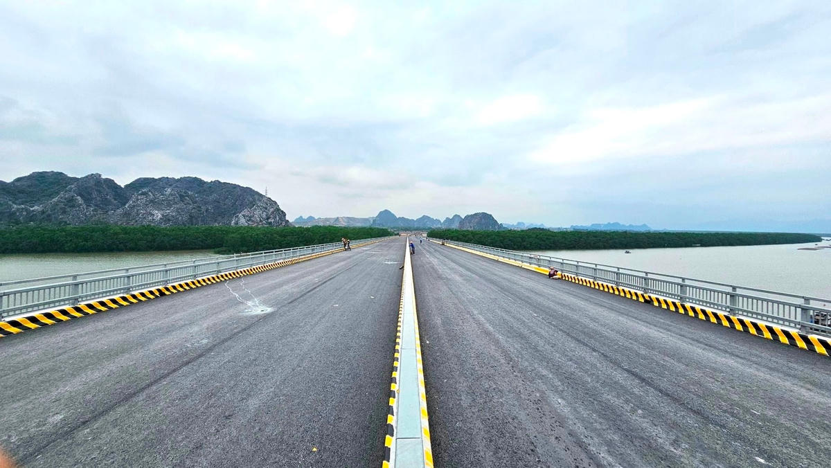 Mặt cầu Bến Rừng phía Hải Phòng đã hoàn thiện việc rải thảm.