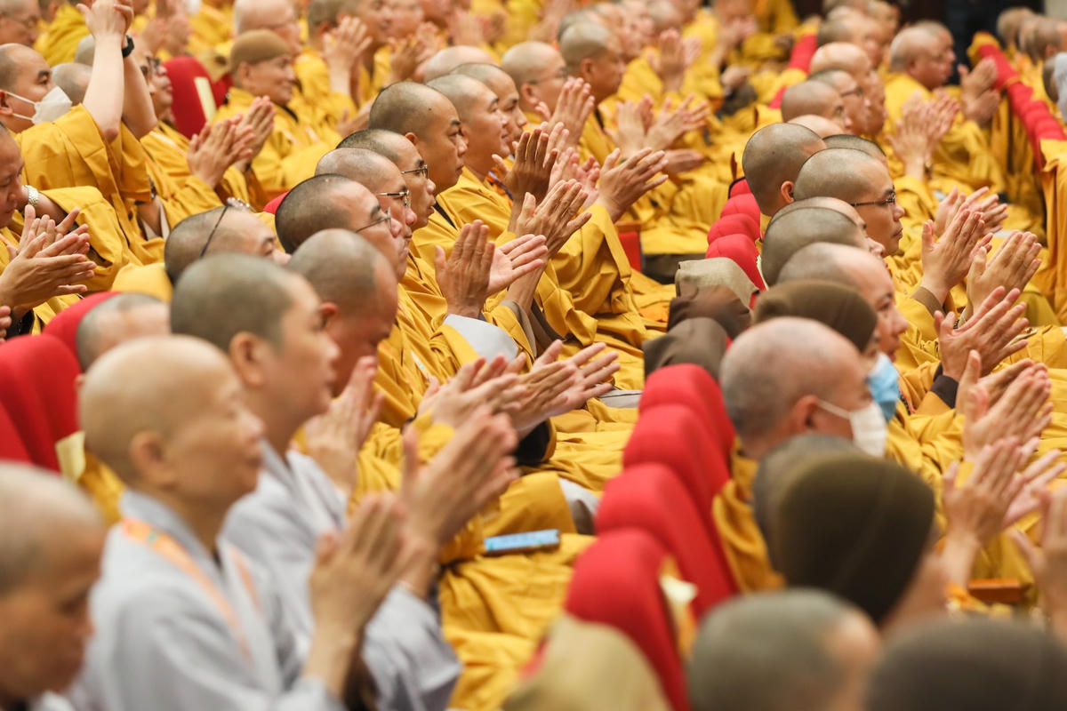 Các đại biểu thông qua Nghị quyết Đại hội.