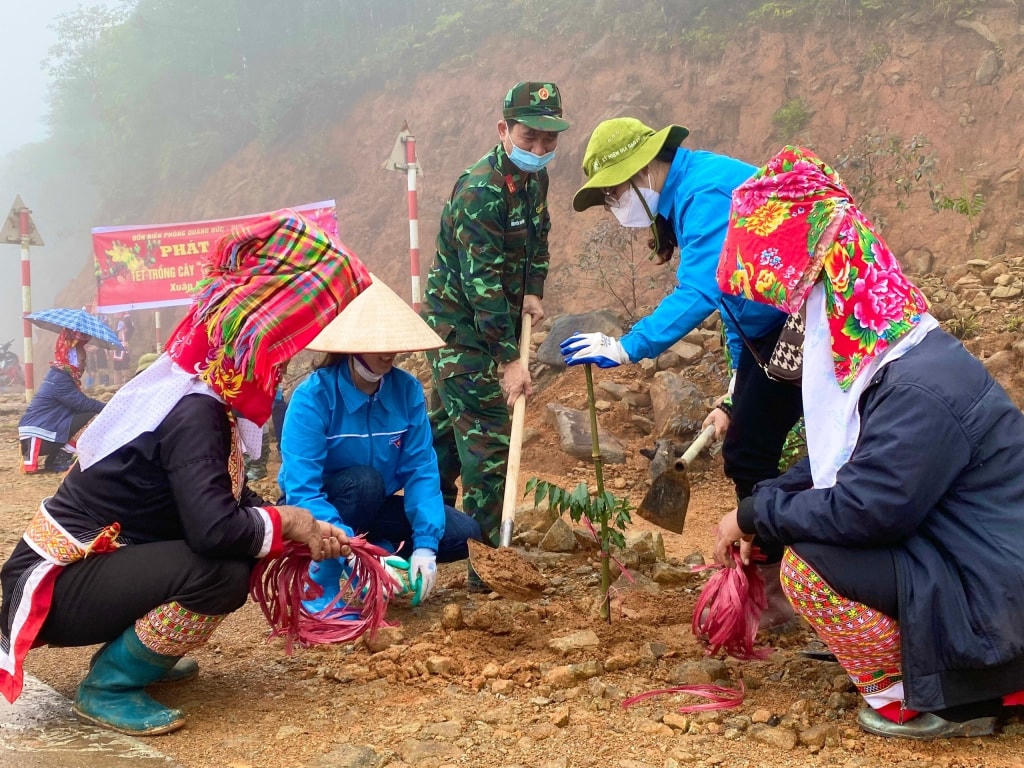 Cán bộ, chiến sĩ và người dân xã Quảng Đức trồng cây ven đường liên xã, hưởng ứng Tết trồng cây xuân Quý Mão 2023.