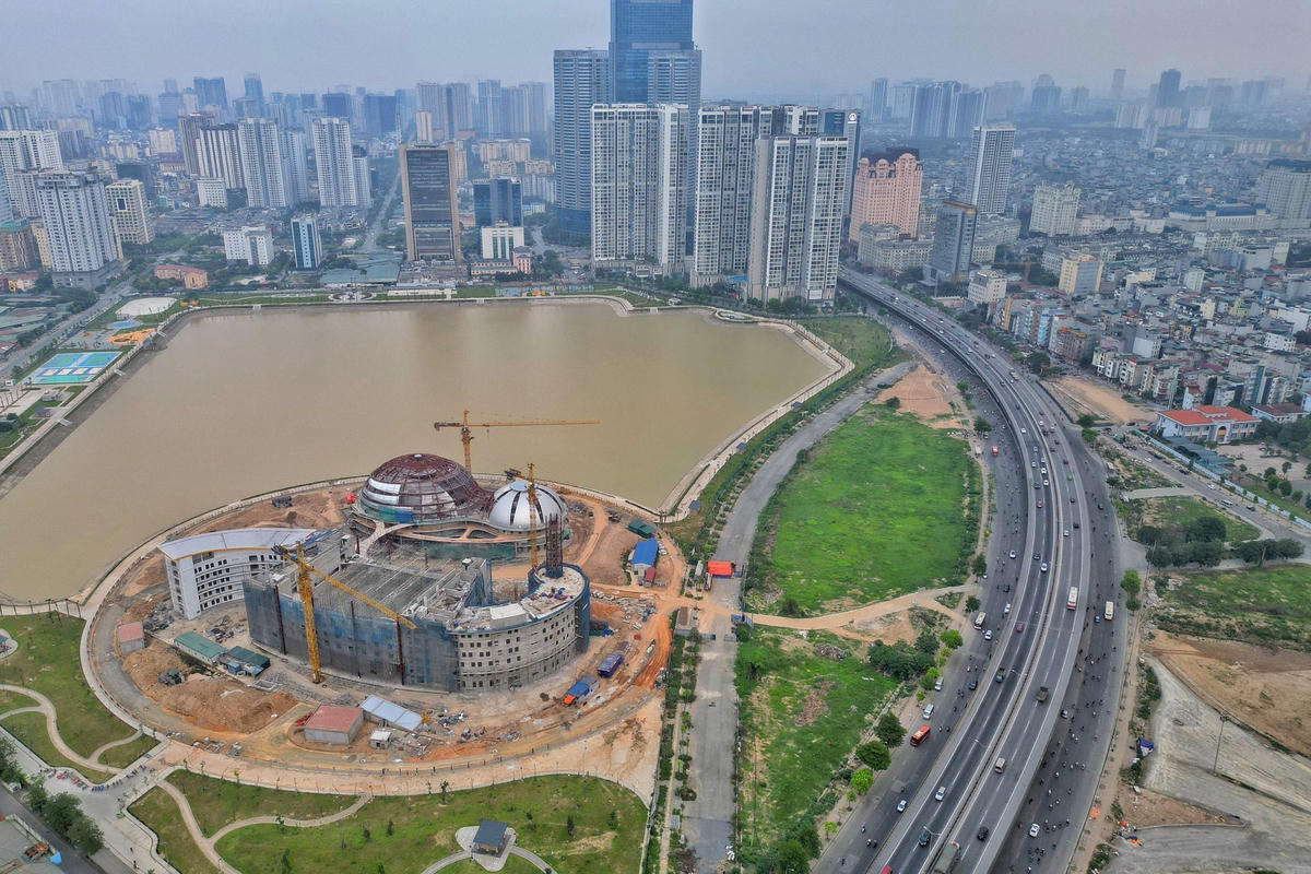 Cung Thiếu nhi mới của Thành phố Hà Nội đang được xây dựng tại khu công viên hồ điều hòa CV1 với diện tích gần 40.000 m2 có tổng mức đầu tư hơn 1.300 tỷ đồng. Dự án này là một trong những công trình trọng điểm của TP Hà Nội giai đoạn 2020 - 2025 với mục tiêu tạo một trung tâm văn hóa, thể thao, hoạt động chính trị lớn của thanh, thiếu nhi.