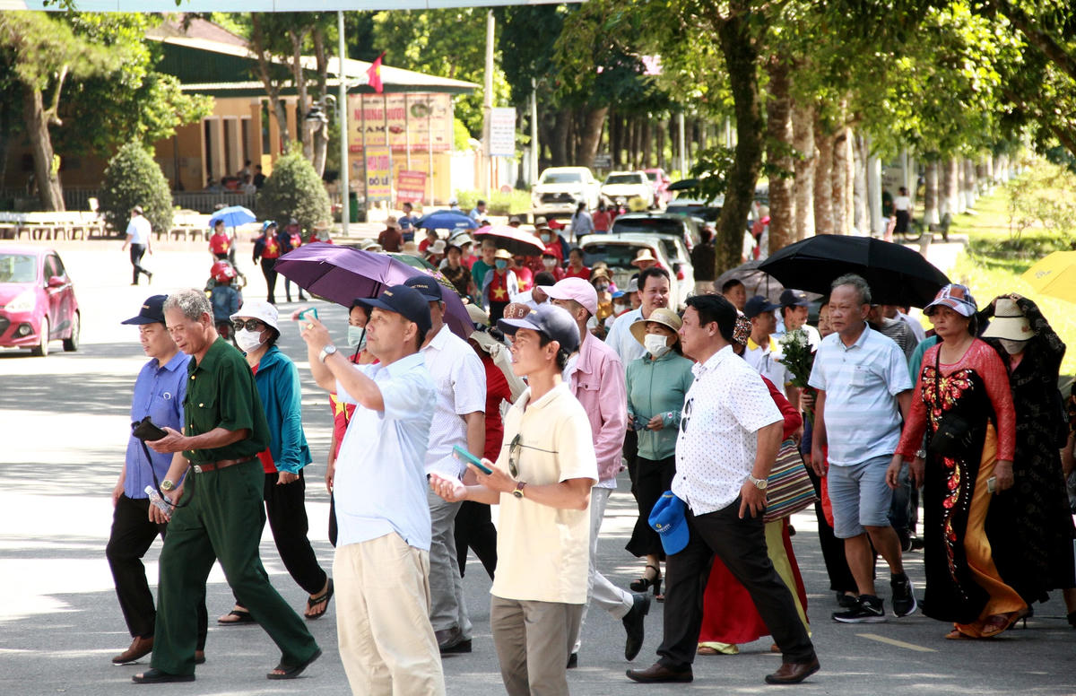 Hàng vạn du khách muôn phương tri ân tại Ngã ba Đồng Lộc