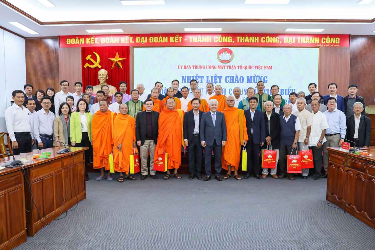 Chủ tịch Đỗ Văn Chiến chụp ảnh lưu niệm với Đoàn  đại biểu người có uy tín tiêu biểu tỉnh Sóc Trăng.