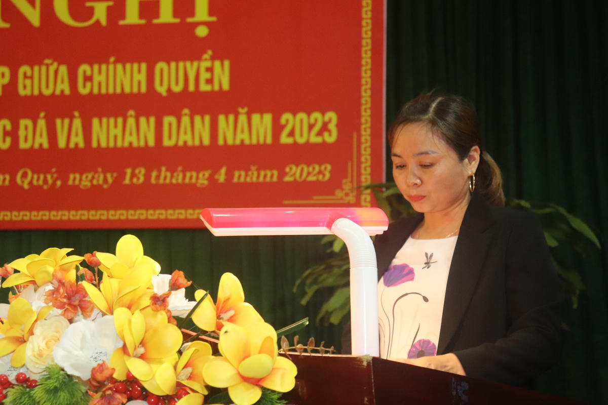 Bà Đặng Thị Hà, Bí thư Chi bộ thôn Quý Long nêu ra những bất cập trong hoạt động khai thác, sản xuất tại 3 mỏ đá.