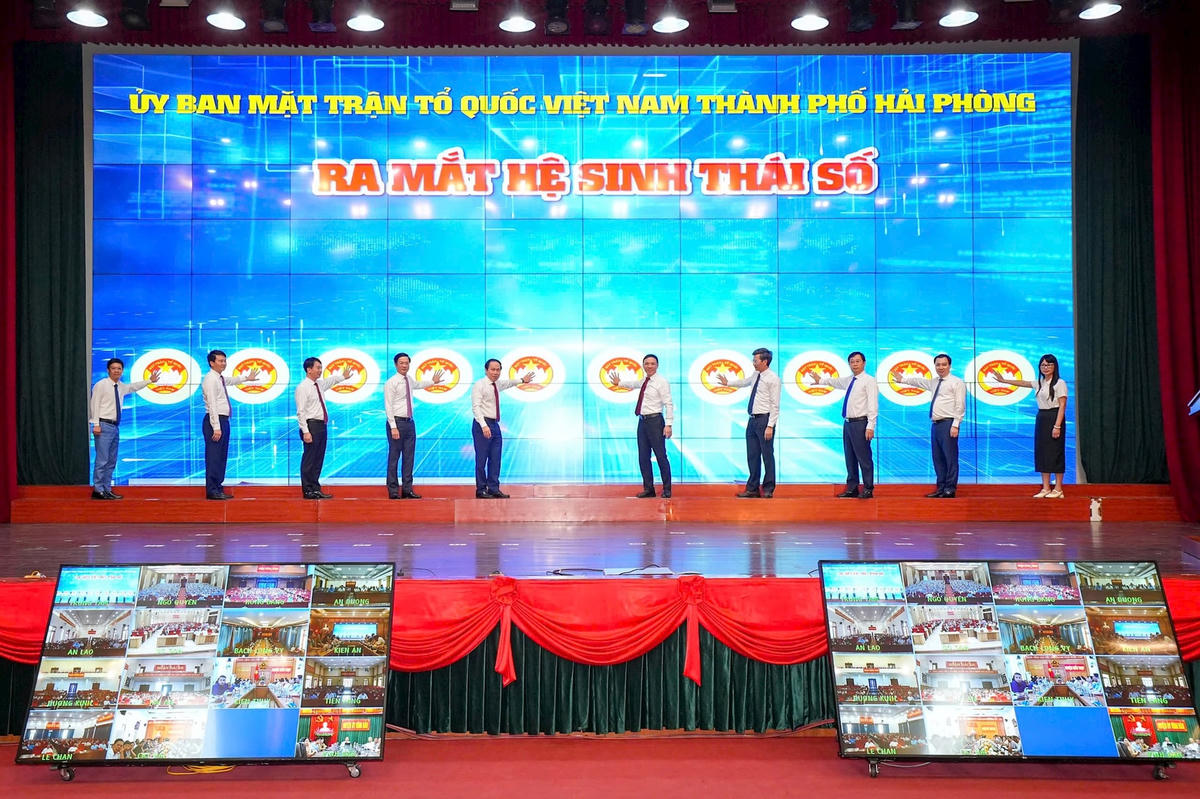Các đại biểu nhấn nút ra mắt thí điểm hệ sinh thái số của Ủy ban Mặt trận Tổ quốc Việt Nam TP Hải Phòng. Ảnh: Phương Thanh.