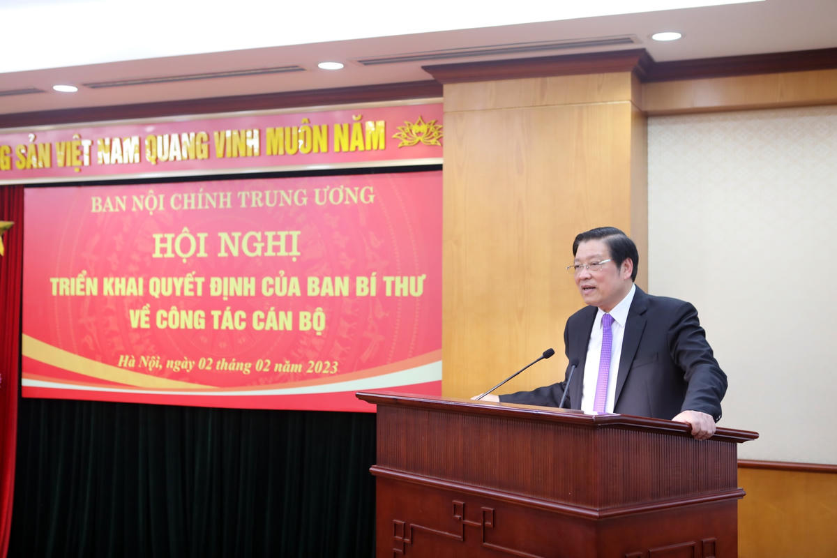 Trưởng Ban Nội chính Trung ương Phan Đình Trạc phát biểu chúc mừng và giao nhiệm vụ cho tân Phó Ban Nội chính Trung ương Đặng Văn Dũng