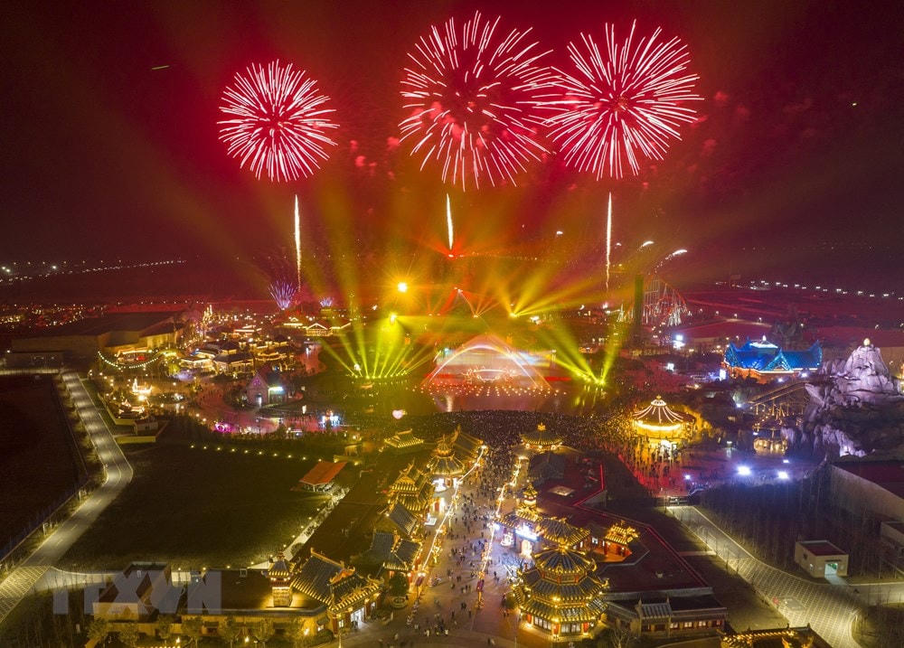 Màn pháo hoa rực rỡ chào đón Năm mới 2023 tại thành phố Hoài An, tỉnh Giang Tô, Trung Quốc. (Ảnh: AFP/TTXVN).