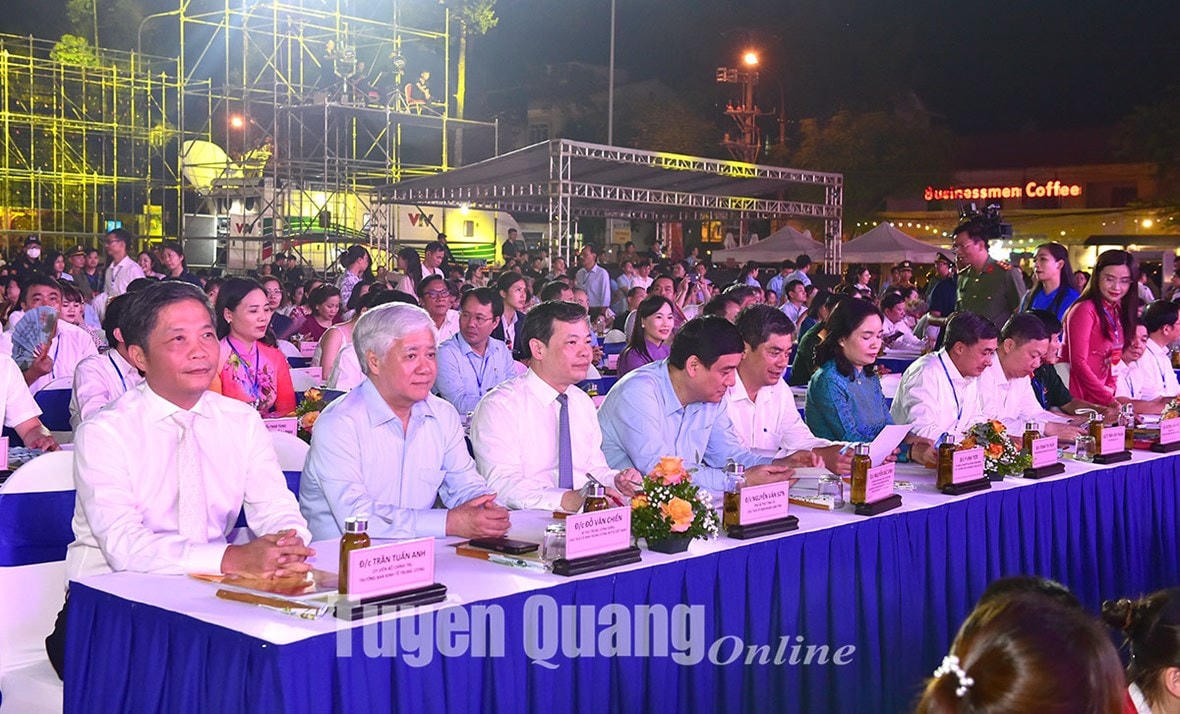 Ủy viên Bộ Chính trị, Trưởng Ban Kinh tế Trung ương Trần Tuấn Anh; Bí thư Trung ương Đảng, Chủ tịch Ủy ban Trung ương Mặt trận Tổ quốc Việt Nam Đỗ Văn Chiến cùng các đại biểu tham dự Đêm hội Thành Tuyên năm 2023. Ảnh: Báo Tuyên Quang.