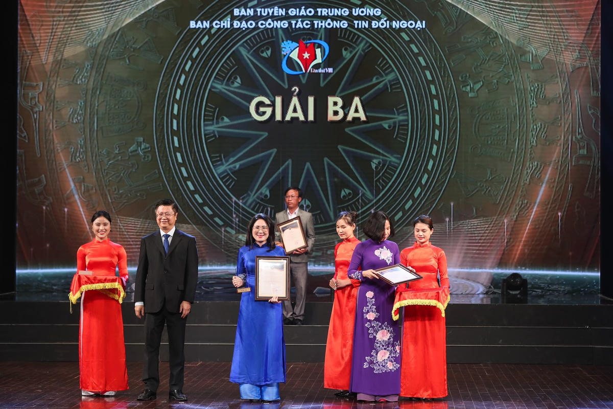 Phó trưởng Ban Đối ngoại Trung ương Trương Quang Hoài Nam và Tổng giám đốc TTXVN Vũ Việt Trang trao giải Ba cho đại diện nhóm tác giả Báo Đại Đoàn Kết.