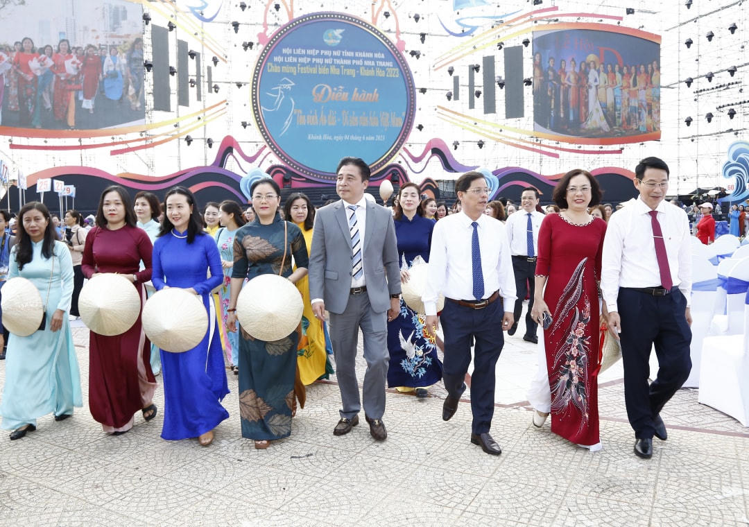 Lãnh đạo tỉnh Khánh Hòa tham gia diễu hành.