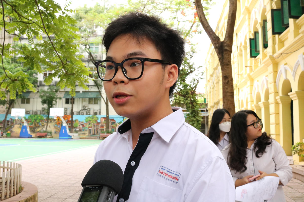 Dù đã chuẩn bị rất tốt nhưng em Phan Đức Mạnh, học sinh lớp 12A4 Trường THPT Trần Phú – Hoàn Kiếm vẫn khá lo lắng. Cả đêm qua Mạnh mất ngủ, hồi hộp chờ tới ngày dự thi hôm nay. Trước khi tới điểm thi, Mạnh vẫn tranh thủ thời gian buổi sáng để ôn tập. Mạnh cho biết, em đã trúng tuyển 2 trường đại học bằng phương thức xét tuyển học bạ. Tuy nhiên, nguyện vọng 1 của em là đỗ vào Trường Đại học Kinh tế quốc dân thế nên Mạnh quyết tâm phải hoàn thành, đạt kết quả tốt tại kỳ thi này.