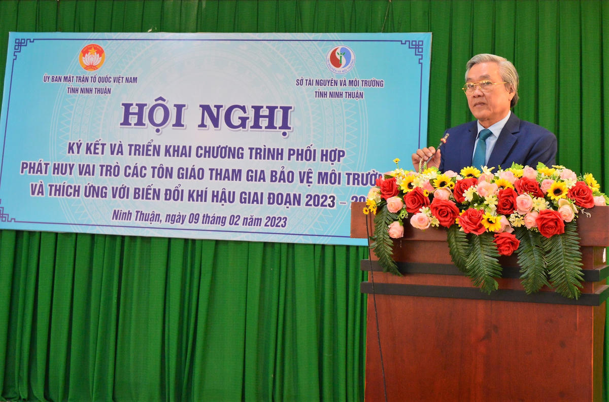 Ông Lê Văn Bình, Chủ tịch Ủy ban MTTQ Việt Nam tỉnh Ninh Thuận phát biểu tai hội nghị. 