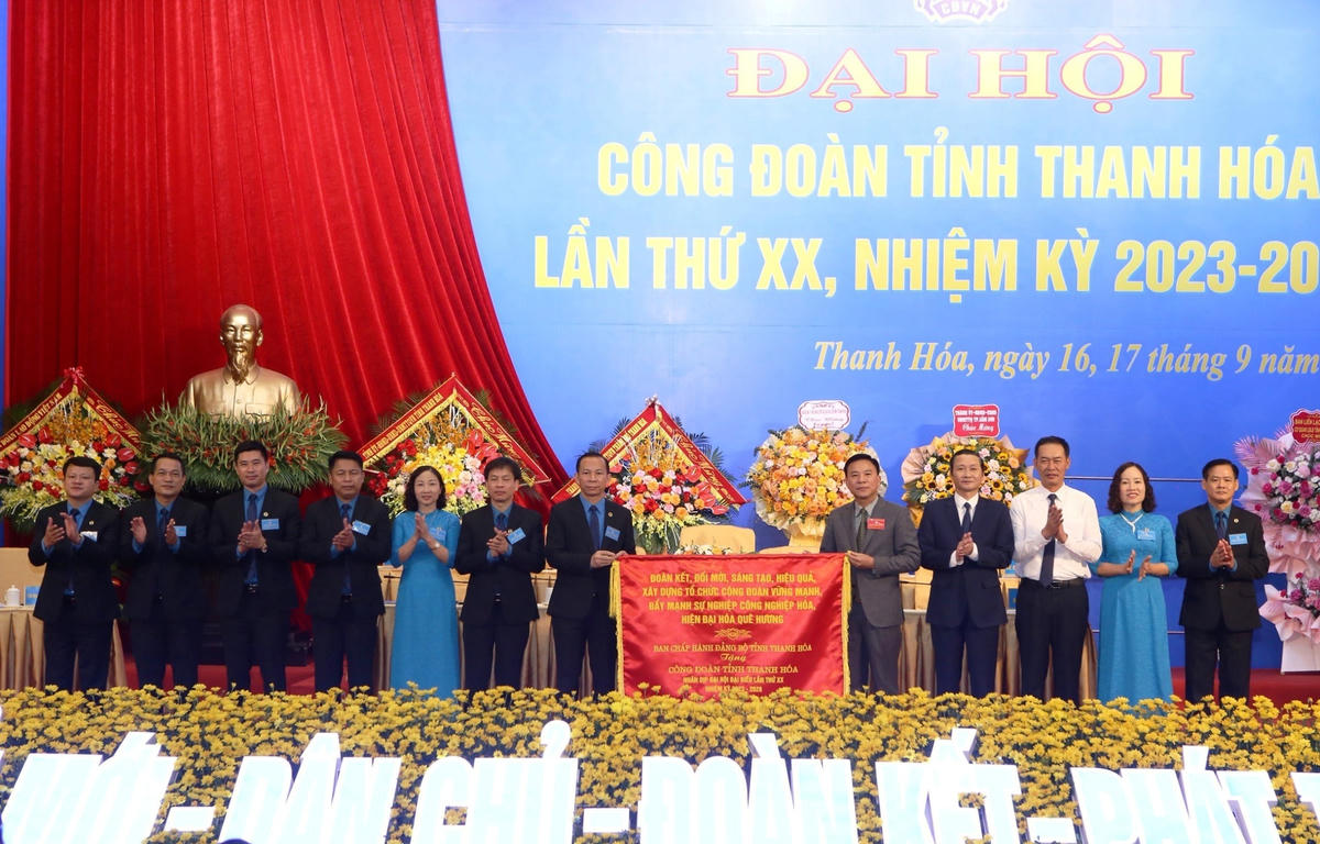 Bí thư Tỉnh ủy Đỗ Trọng Hưng cùng các lãnh đạo tỉnh tặng Công đoàn tỉnh Thanh Hóa bức trướng mang dòng chữ “Đoàn kết, đổi mới, sáng tạo, hiệu quả, xây dựng tổ chức công đoàn vững mạnh, đẩy mạnh sự nghiệp công nghiệp hóa, hiện đại hóa quê hương”.