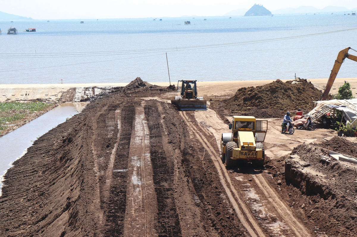 Máy móc, thiết bị phục vụ thi công tuyến đê Bình Minh 4 đang được 2 nhà thầu huy động tối đa.  