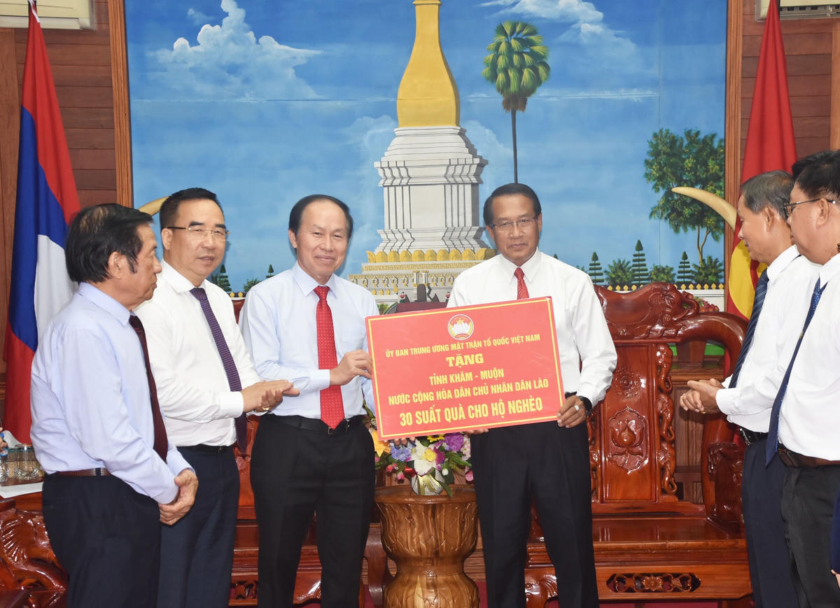 Phó Chủ tịch – Tổng Thư ký Lê Tiến Châu tặng quà cho hộ nghèo tại tỉnh Khammouane thông qua đại diện lãnh đạo tỉnh.