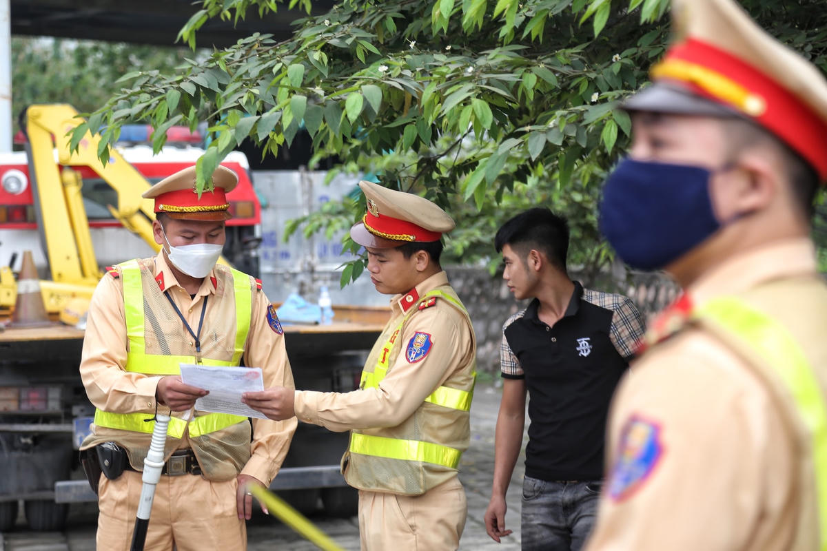 Đại úy Doãn Hữu Văn, Tổ trưởng tổ tuần tra kiểm soát Đội CSGT số 6 cho biết, từ đầu năm đến nay đội đã xử lý được 163 trường hợp vi phạm lỗi quá tải. Qua đó, tình trạng xe vi phạm đã giảm rõ rệt.