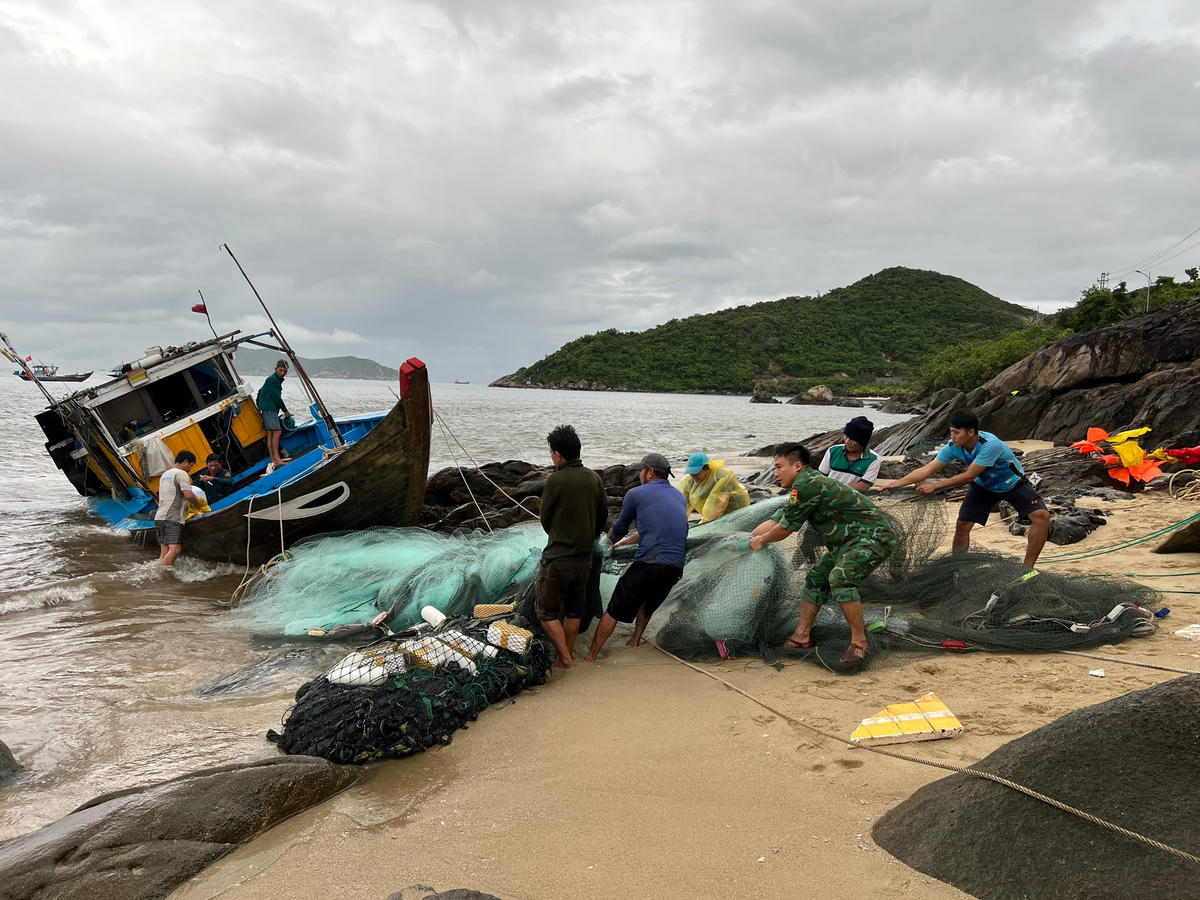 Chiếc ghe của ngư dân Lê Hải gặp nạn trên biển.