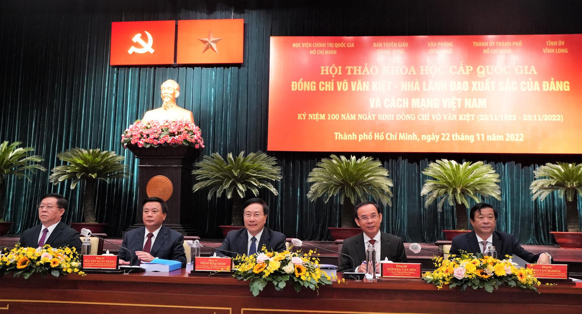 Các đồng chí lãnh đạo chủ trì Hội thảo khoa học. (Ảnh: Hồng Phúc).