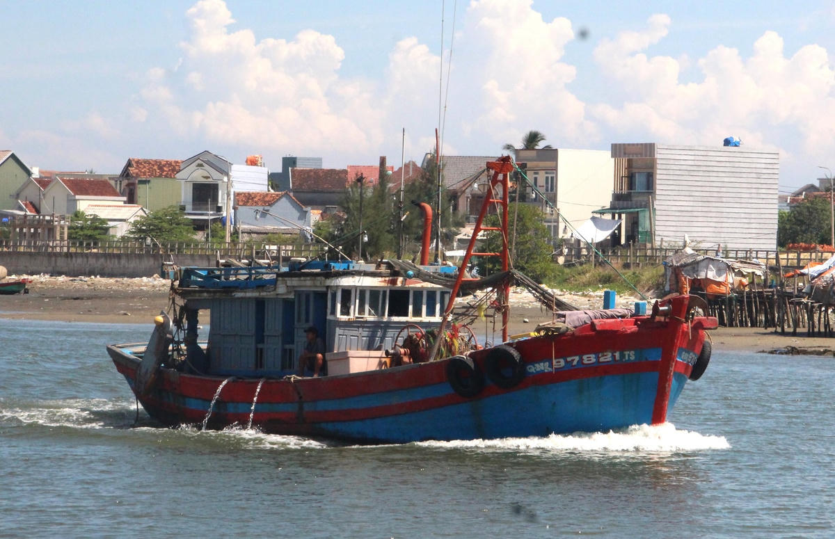 Một số ít tàu cá Quảng Ngãi vẫn ra khơi đánh bắt hải sản.