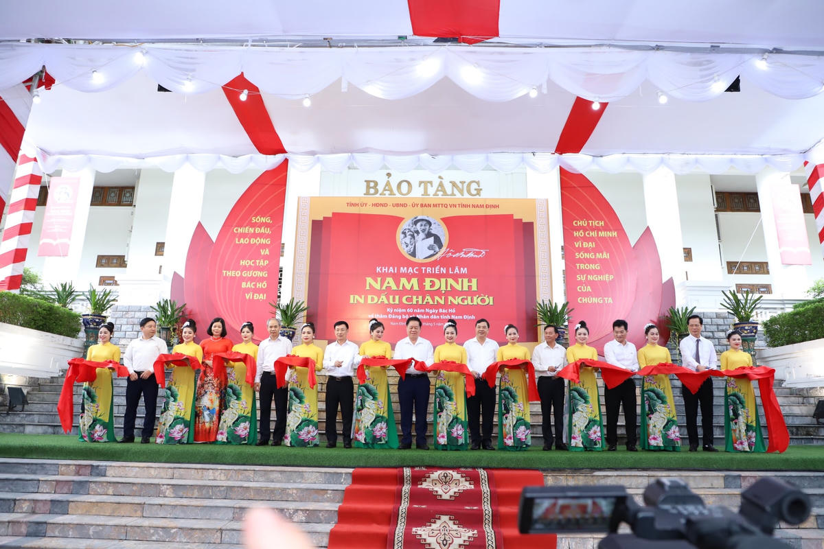 Bí thư Trung ương Đảng, Trưởng Ban Tuyên giáo Trung ương Nguyễn Trọng Nghĩa cùng các lãnh đạo tỉnh Nam Định cắt băng khai mạc Triển lãm. 