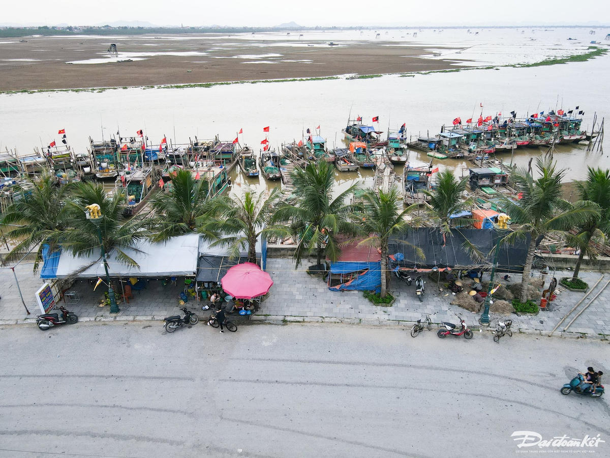 Việc hàng loạt lều quán được dựng lên trái phép sát bờ sông Lạch Trường không chỉ gây ảnh hưởng đến kết cấu bờ kè mà còn khiến việc neo đậu của tàu thuyền gặp nhiều khó khăn... Ảnh: Đình Minh