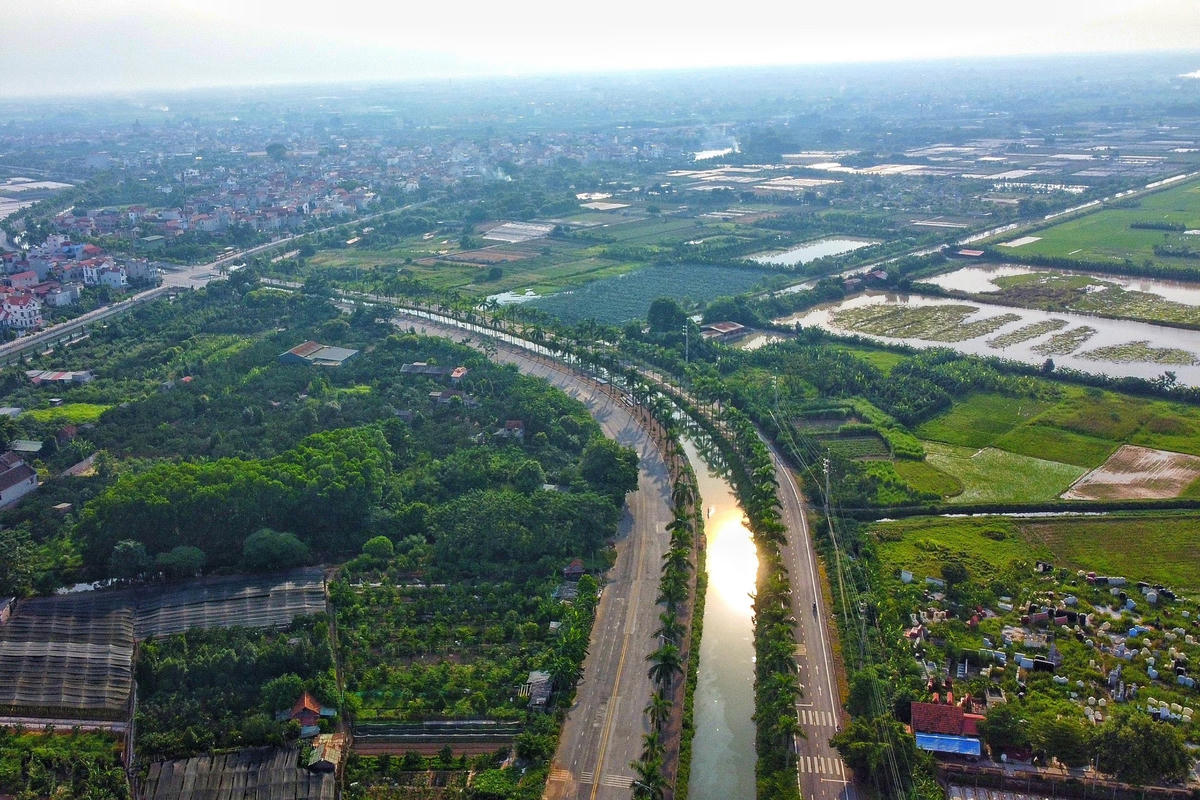 Tuyến đường N2 đi từ Quốc lộ 32 về đê sông Hồng chạy dọc mương Đan Hoài ở huyện Đan Phượng với mặt cắt ngang 15m, được thiết kế theo tiêu chuẩn đường ôtô cấp 3. Nhờ không gian rộng rãi và trong lành, tuyến đường này thu hút rất nhiều người dân địa phương tập thể dục trên vỉa hè. Tuy nhiên, hệ thống lan can bờ kênh mương Đan Hoài có một số đoạn bị xuống cấp và sạt lở từ nhiều năm qua nhưng chưa được sửa chữa, gây mất an toàn giao thông.