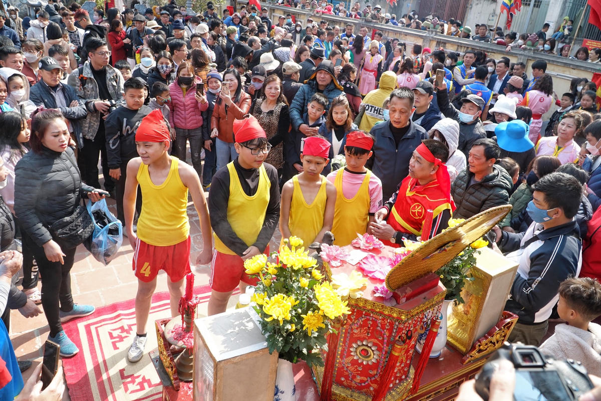 Làng Thị Cấm xưa có 4 giáp, mỗi giáp cử ra một đội thi thổi cơm. Trước hội thi, các đội chuẩn bị sẵn các vật dụng như chày, cối, rơm, nồi... Mỗi đội được Ban tổ chức phát 1 kg thóc để nấu cơm.