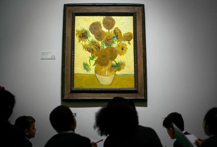 Bức "Hoa hướng dương" của Van Gogh. Ảnh: CNN.