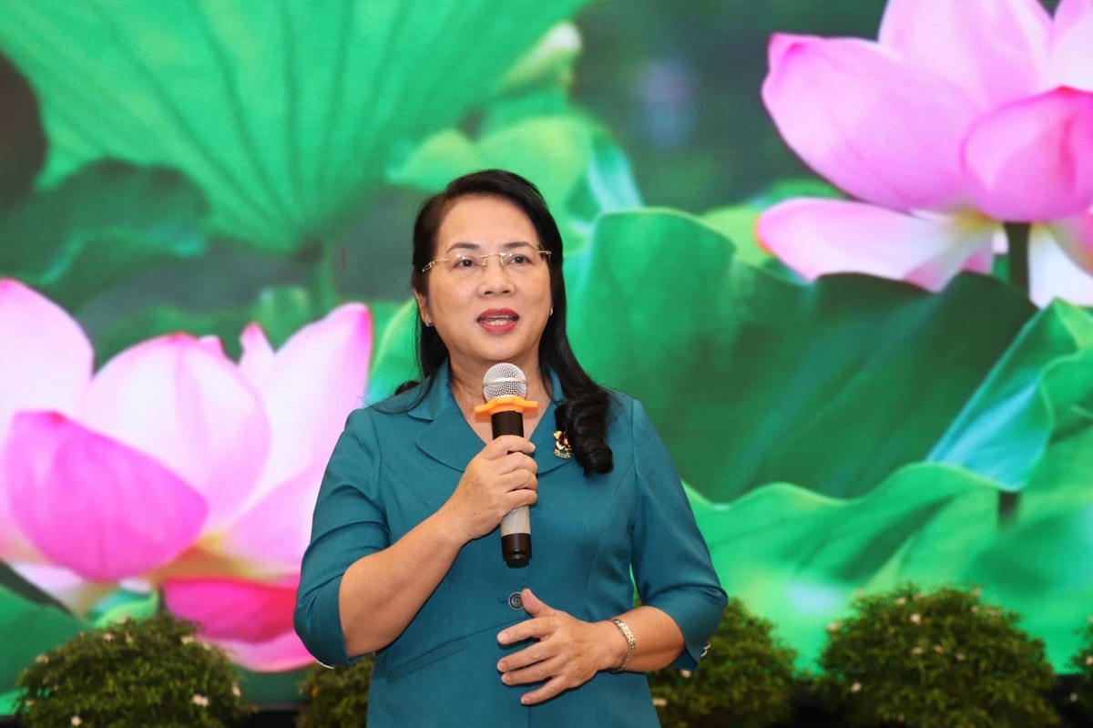 Bà Trần Kim Yến, Chủ tịch Ủy ban MTTQ Việt Nam Thành phố phát biểu tại buổi tiếp 2 đoàn.