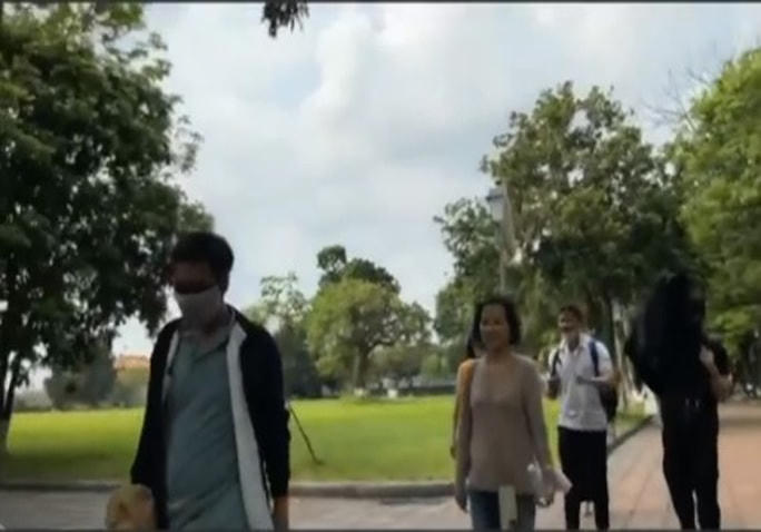 Nam hướng dẫn viên du lịch (áo trắng) có những lời lẽ xuyên tạc về văn hoá triều Nguyễn. Ảnh cắt từ clip.