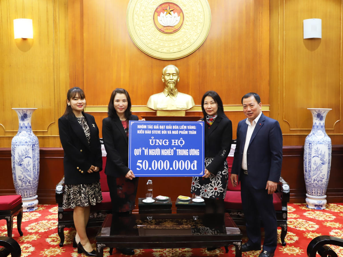 Tiếp nhận ủng hộ Quỹ “Vì người nghèo” Trung ương từ nhóm tác giả đạt Giải Búa liềm vàng: kiều bào Steve Bùi và Ngô Phẩm Trân.