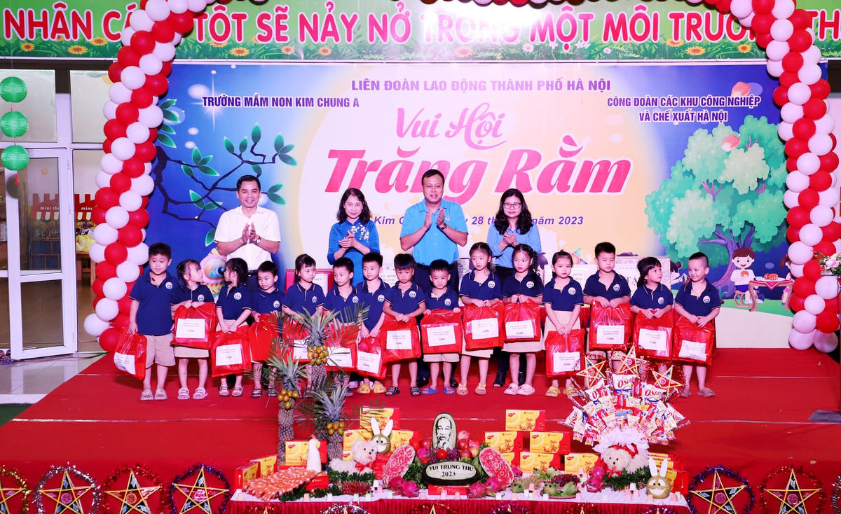 Liên đoàn Lao động TP Hà Nội tặng quà cho con em công nhân, người lao động tại Trường Mầm non Kim Chung A.