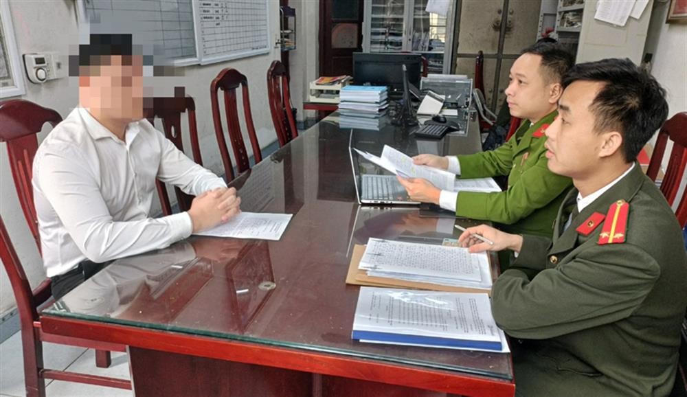 Lực lượng Công an làm việc với đối tượng vi phạm. Ảnh: Bộ Công an.